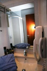 Ένα μπάνιο στο Omiros Luxury Hotel 