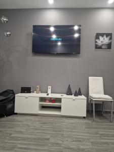 ein Wohnzimmer mit einem TV an der Wand in der Unterkunft Habitaciones boutiques in Algeciras