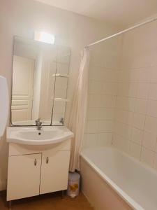 ガラルグ・ル・モンテュにあるLa villa De Lina 508 -Self Check In -の洗面台、浴槽、鏡のあるバスルーム