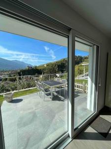 vista su un patio con tavolo e sedie di Au Cœur du Vignoble Valaisan a Saint-Léonard