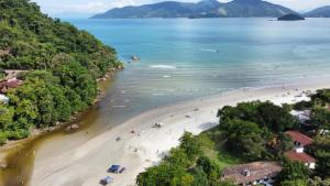 an aerial view of a beach with people on it at Chalé 1 Container Ubatuba Ruínas da Lagoinha Praia da Lagoinha in Ubatuba