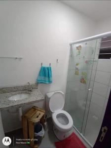 a bathroom with a shower and a toilet and a sink at Chalé 1 Container Ubatuba Ruínas da Lagoinha Praia da Lagoinha in Ubatuba