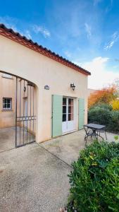 ガラルグ・ル・モンテュにあるLa villa De Lina 508 -Self Check In -の門とピクニックテーブルのある建物 +13枚の写真