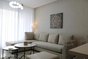 Area soggiorno di Abdoun luxurious apartment