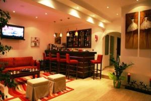 Ο χώρος του lounge ή του μπαρ στο Omiros Luxury Hotel 