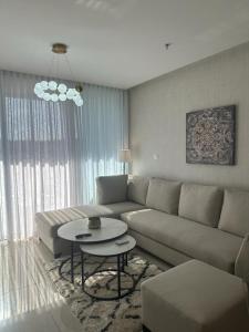 Zona d'estar a Abdoun luxurious apartment