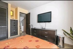 Postel nebo postele na pokoji v ubytování Habitación jazmín
