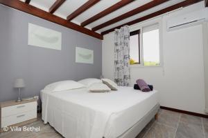 Voodi või voodid majutusasutuse Villa Sweet Caraïbes, vue mer, jacuzzi toas