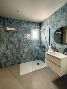 un baño con lavabo y espejo en Arte, en Tarajalejo 12 fotos más