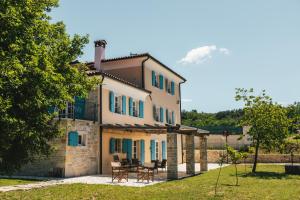 an external view of a villa with a garden at Villa Kanedolo in Momjan