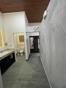 El baño está remodelado con aseo y lavamanos. en Hotel Boutique Casa Del Rio en Fortuna