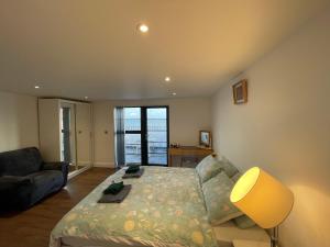 Ultra Luxury Beach Penthouse في Little Holland: غرفة معيشة مع سرير وأريكة