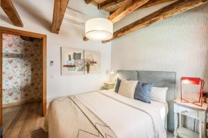 een slaapkamer met een bed in een kamer met houten plafonds bij Apartamento Plaza de España 2 in Madrid +11 foto's