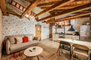 ein Wohnzimmer mit einem Sofa und einem Tisch in der Unterkunft AP Plaza de España 2 in Madrid