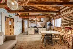 een keuken en woonkamer met een tafel en stoelen bij Apartamento Plaza de España 2 in Madrid