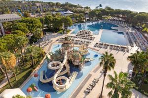 una vista aérea de una piscina en un complejo en Dobedan World Palace Hotel ''Ex Brand Alva Donna World Palace '', en Kemer