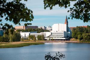 vista sulla città dall'altra parte del lago di Chic Urban Oasis at Helsinki Activity Center a Helsinki