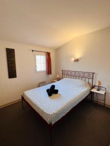 1 dormitorio con 1 cama con sombrero en La villa De Lina 508 -Self Check In -, en Gallargues-le-Montueux