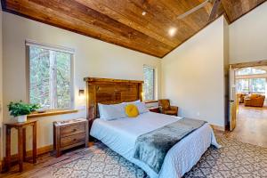een slaapkamer met een bed en een houten plafond bij The Clicky-Clicky Cabin in Tahoma