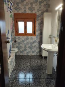 een badkamer met een wastafel en een toilet bij Villa 365 in La Rábita