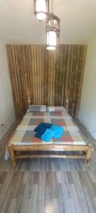 Bett in einem Zimmer mit Holzboden in der Unterkunft Bamboo Garden Tourist Inn in Carmen