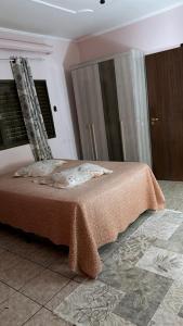 Casa completa com 4 quartos في كامبو غراندي: غرفة نوم عليها سرير وبطانية