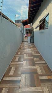 Casa completa com 4 quartos في كامبو غراندي: ممشى وأرضيات خشبية على جانب مبنى