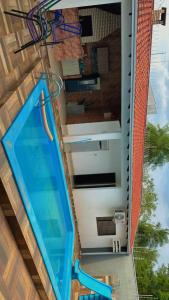 Casa completa com 4 quartos في كامبو غراندي: مسبح في بيت مطل عليه