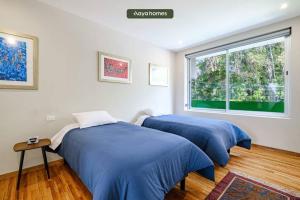 2 camas en un dormitorio con ventana en Lamartine 603 - 1, en Ciudad de México