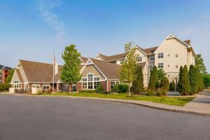 una hilera de casas en un barrio residencial en Residence Inn by Marriott Madison West/Middleton, en Middleton