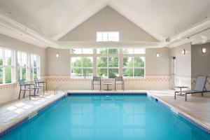 una gran piscina con sillas y una mesa en Residence Inn by Marriott Madison West/Middleton, en Middleton