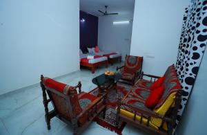a living room with two chairs and a table at LA CASA THE HOMESTAY in Trivandrum