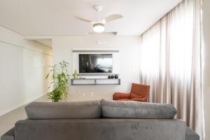 ピサーハスにあるEspaço amplo e confortável 3 Quartos, Churrasqueira, Cozinha completa, 180m da Praia, Wi-Fi, duas vagas de garagemのソファと椅子のあるリビングルーム +8枚の写真