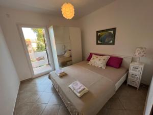 een slaapkamer met een bed met twee handdoeken erop bij Šimuni holiday home by Pag tours in Šimuni