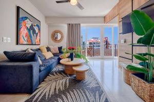 a living room with a blue couch and a table at Cozy 1Br Apt - Pool - GYM in Bucerías