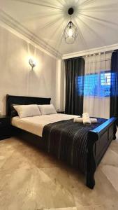 Ένα ή περισσότερα κρεβάτια σε δωμάτιο στο Appartement avec terrasse Ensoleillée à Rabat