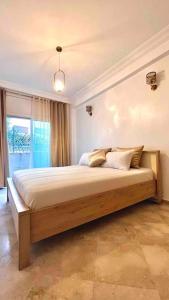 Ένα ή περισσότερα κρεβάτια σε δωμάτιο στο Appartement avec terrasse Ensoleillée à Rabat