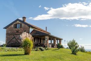 ノヴァ・グラディシュカにあるKuća sreće Veronikaの草の丘の上のレンガ造りの家