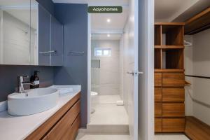 y baño con lavabo blanco y ducha. en New 2BR Condo Perfect for Long Stays w/ Balcony, en Ciudad de México
