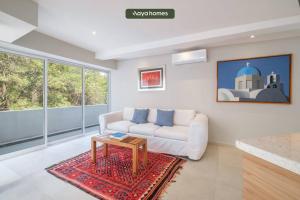 sala de estar con sofá blanco y mesa en New 2BR Condo Perfect for Long Stays w/ Balcony, en Ciudad de México