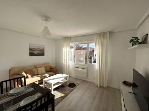 ein Wohnzimmer mit Couch und Tisch in der Unterkunft Paseo al Soto in Villarcayo