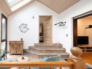 LangenthalにあるFerienapartment Am Gaulsbachのリビングルーム(階段、テレビ付)