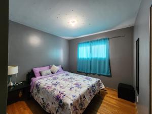 Un dormitorio con una cama grande y una ventana en TheSunshine: Bright&Peaceful 2 Bdrm Character Home en Saskatoon
