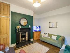 a living room with a couch and a mirror at Pass the Keys Hazelwood - Jesmond Cosy Flat in a Jesmond in Gosforth