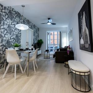 - un salon avec une table à manger et des chaises dans l'établissement Spacio Menina by Unique Rooms, à Burgos