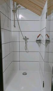 ベルヘン・オプ・ゾームにあるStruikheide 11の白いタイル張りのバスルーム(シャワー付)
