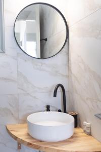 un bagno con un lavandino bianco e uno specchio di Navi B3 Brand New studio in Naousa a Naoussa Altre 21 foto