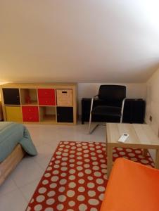 Cette chambre comprend un lit, une chaise et une table. dans l'établissement Terrazza M & G, à Ortona