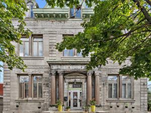 een groot stenen gebouw met een grote deuropening bij Hotel Auberge Manoir Ville Marie in Montreal