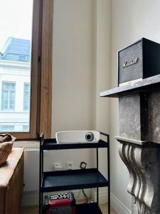 een keuken met een fornuis en een radio op een plank bij Gezellig gerenoveerd herenhuis in het centrum in Antwerpen